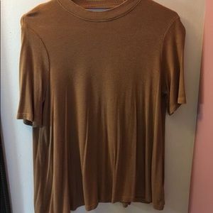 Flowy T-shirt crop is out the back , light brown,